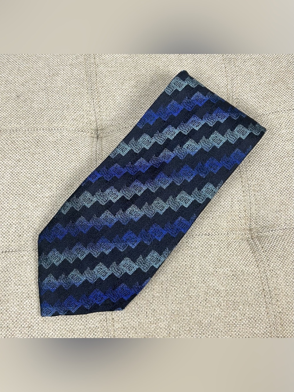 Pavone Necktie Tie 58”X3.75” 100% Silk Blue & Black Geometric Zigzag Italy EUC